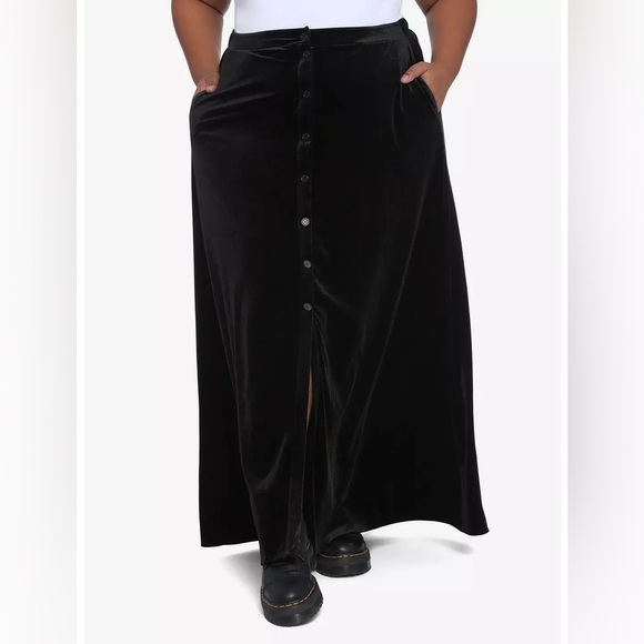 Hot Topic black velvet button front maxi skirt women’s size 2 - Picture 1 of 6
